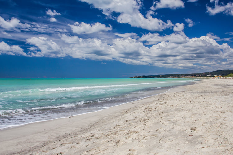 spiaggia di sabbia bianca e fine, caratteristica della costa degli Etruschi.