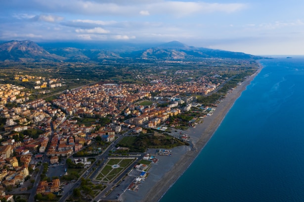 vista dall'alto della Riviera dei Cedri. La lunga costa di sabbia fine incontra il mare blu della Calabria.