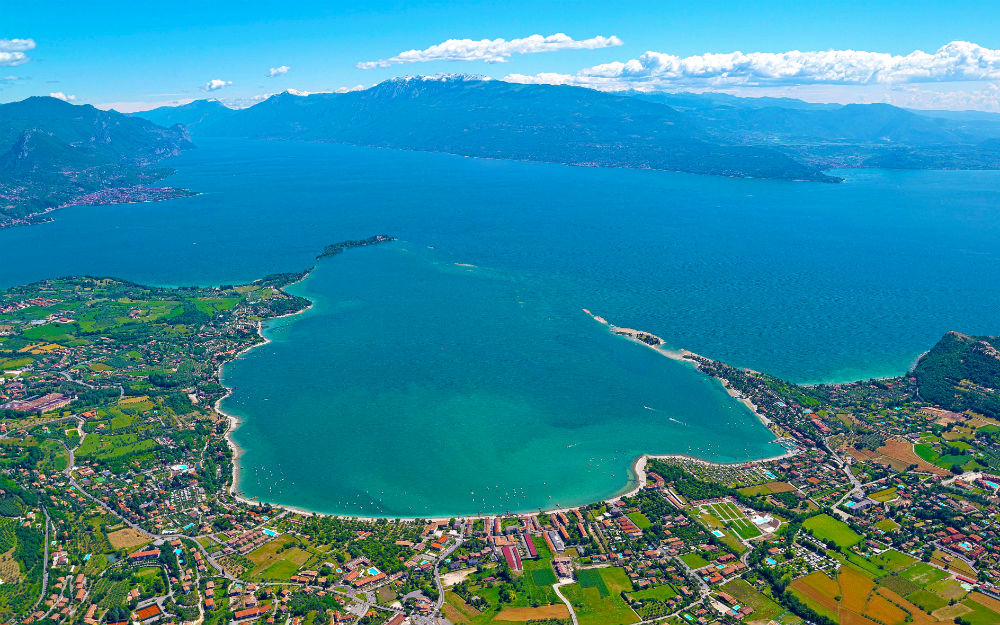 I l lago di garda in utta la sua bellezza incontra la rigogliosa natura verdeggiante dell'entroterra.