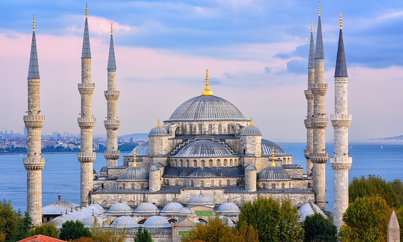 La famosa Moschea Blu con i suoi 4 obelischi, svetta maestosa con il mare sullo sfondo.