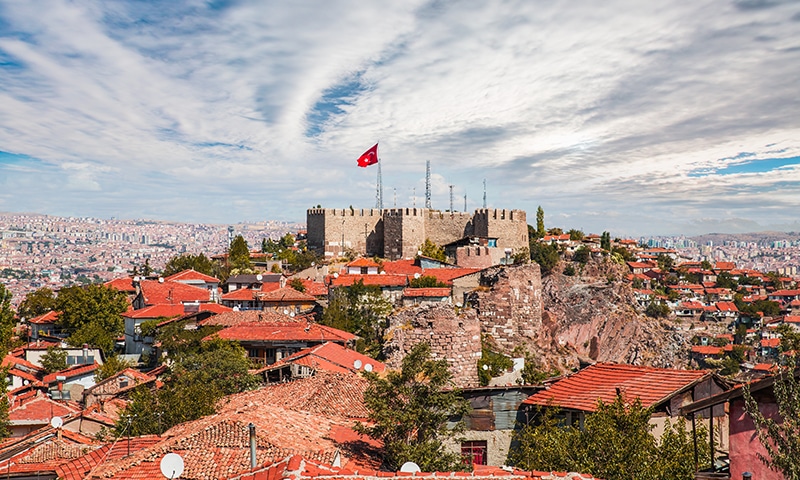 Panorama della città di Ankara, dove il tradizionale castello spicca tra i tetti rossi della città.