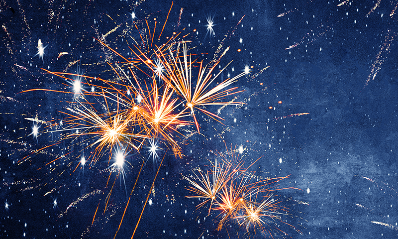 Fuochi d'artificio colorati nel cielo notturno, per festeggiare l'anno nuovo.