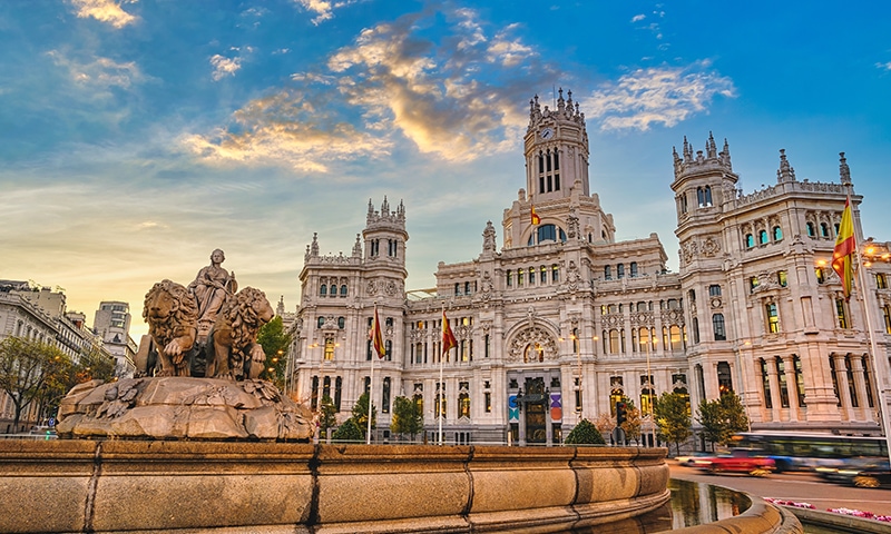 L'albr ariflesse sullo splendido edificio e fontana di Cibeles, nella Piazza della Città