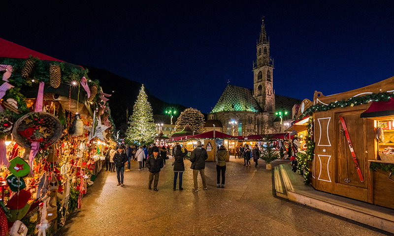 piazza principale di Bolzano illuminato dalle luci del mercatino natalizio.