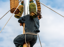 Sfida golosa tra cielo e terra: l’Albero della Cuccagna, tradizione d’Italia